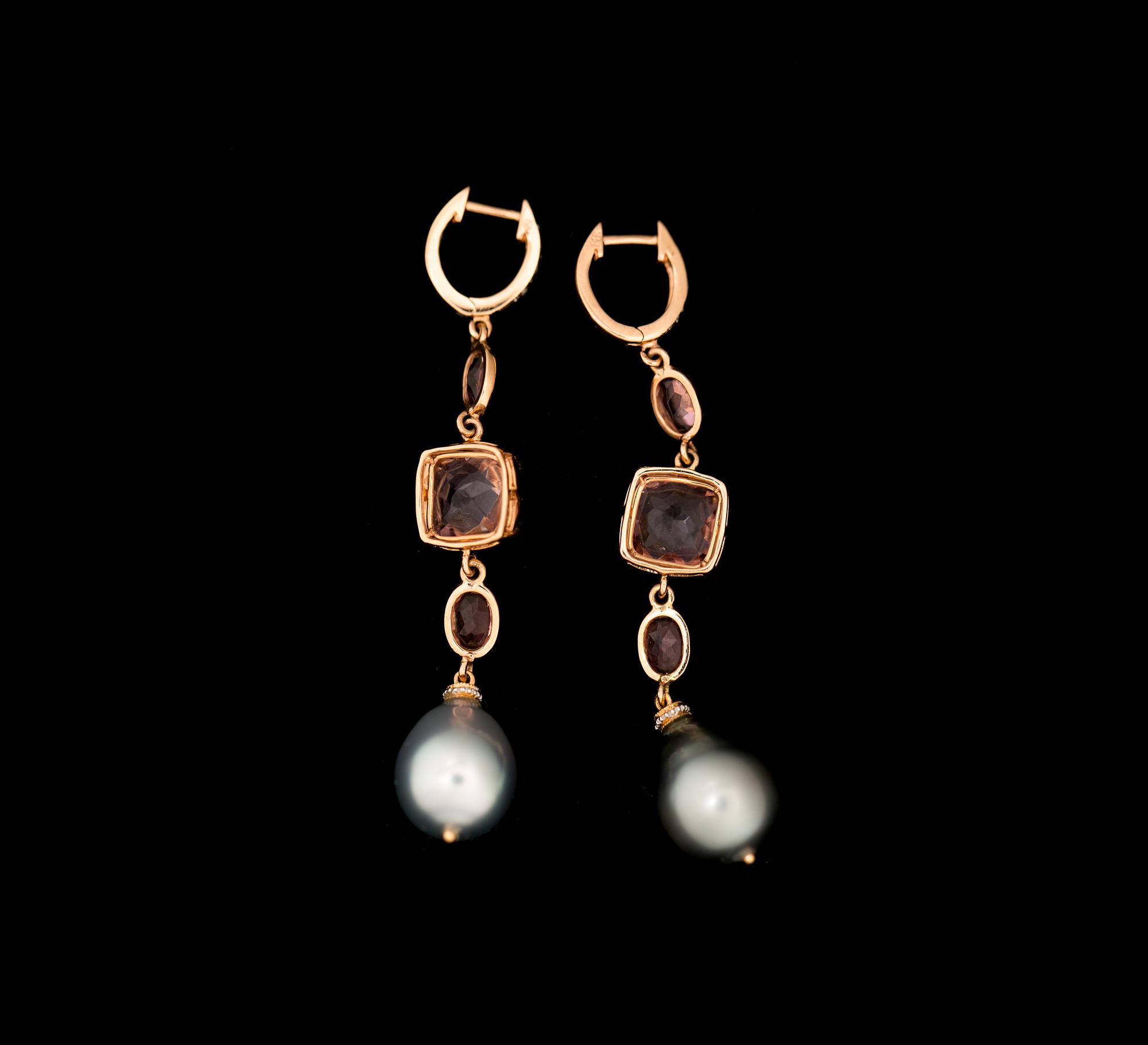ÖRHÄNGEN, 14 k guld med checkerslipade tourmaliner, tahitipärlor samt diamanter. Vikt ca 8,5 g.