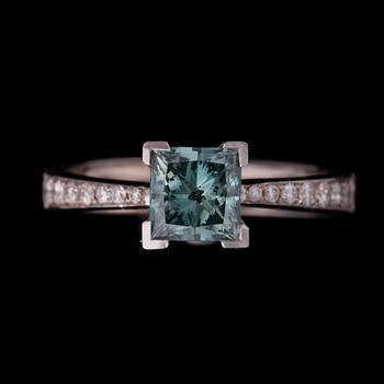 RING, 18K vitguld, färgad blå diamant, färglösa diamanter. Vikt ca 4,2 g. Intyg.