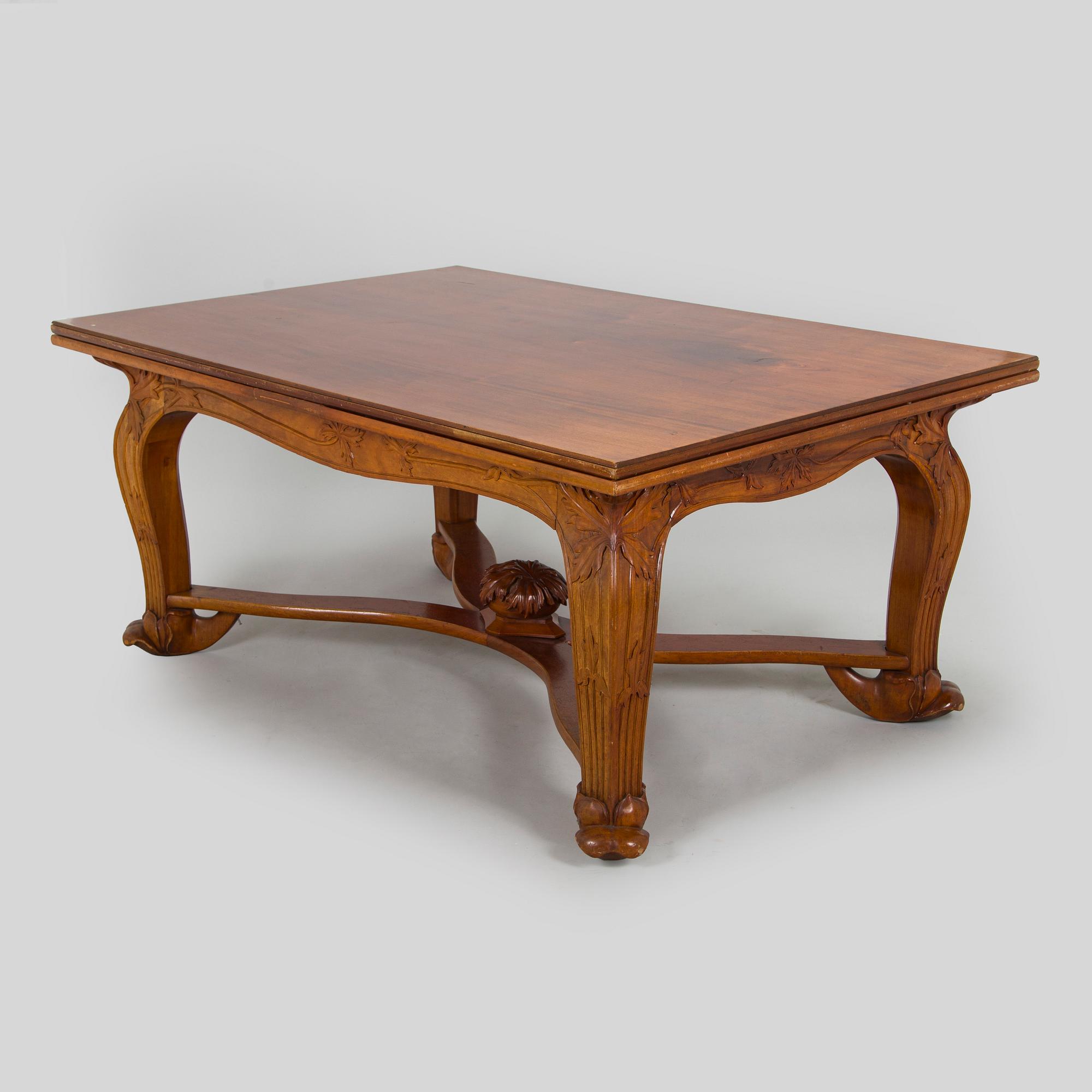 Karl Tirén, An Art Nouveau mahogany dining table with twelve chairs, A.B Naeslunds Möbelfabrik i Umeå, approx. 1901.