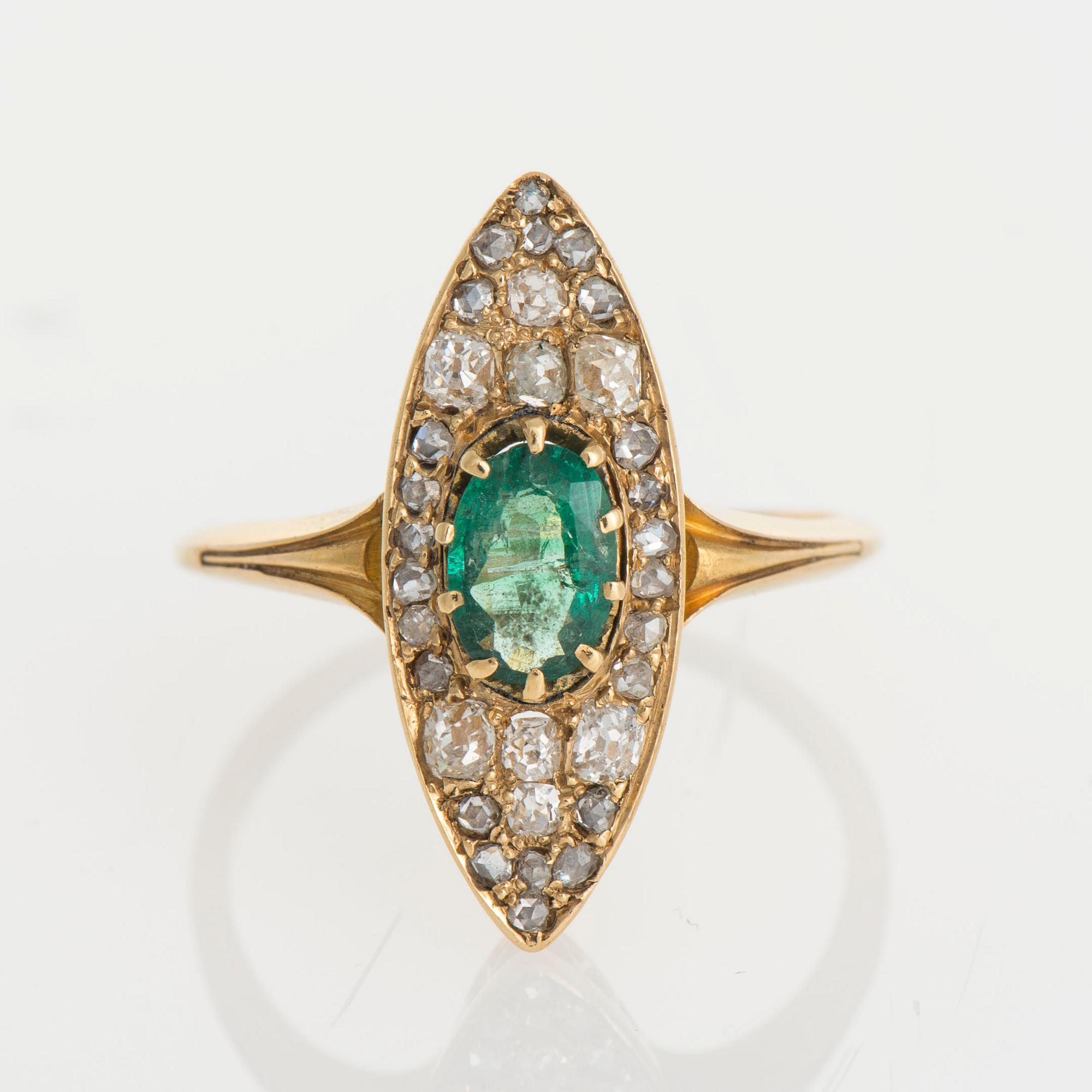 RING, guld (56), smaragd, ca 0,60 ct, små diamanter totalt ca 0,70 ct. Ryska stämplar. Vikt 3,1 g.
