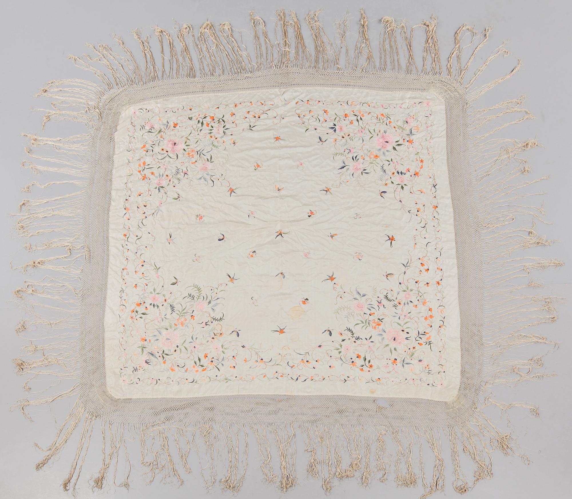 FLYGELDUK, broderat siden, omkring 1900.