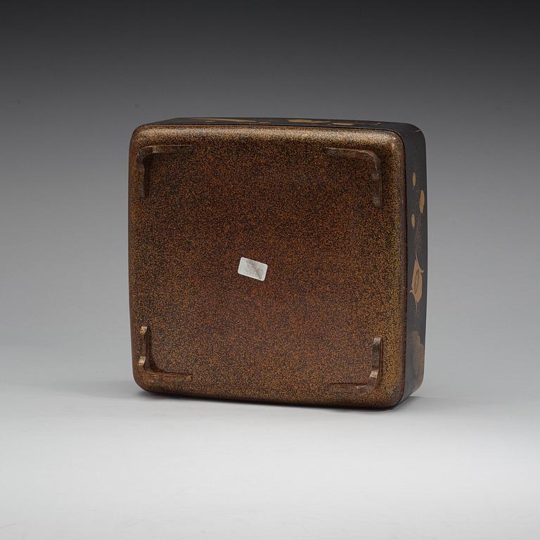 A Japanese lacquered box with cover, Meiji period (1868-1912).