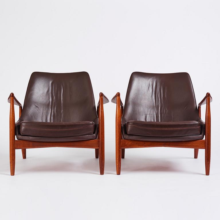 Ib Kofod-Larsen, a pair of "Sälen" dark brown leather chairs, Olof Perssons Fåtöljindustri (OPE), Jönköping.