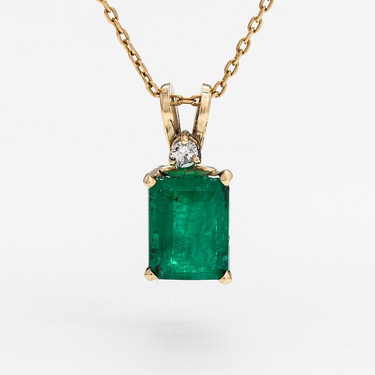 A 14K and 18K gold necklace with an ca. 2.22 ct emerald and a ca. 0.05 ct diamond.
