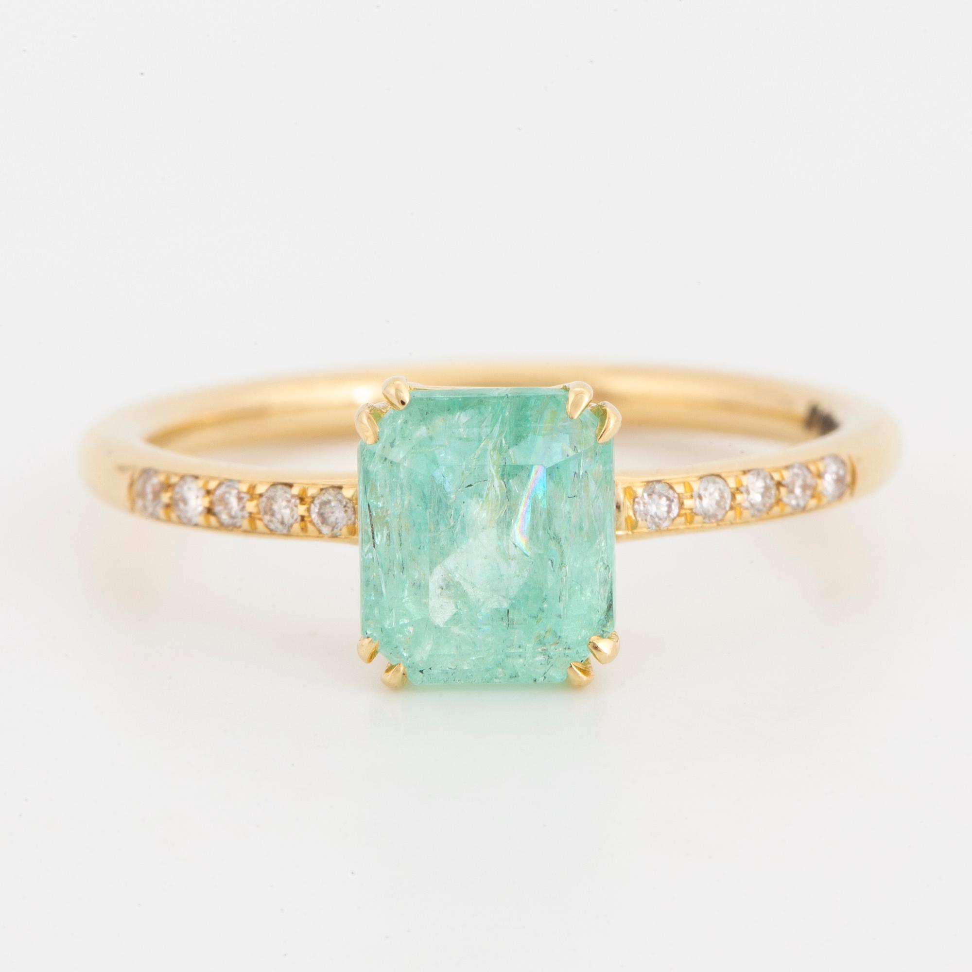Emerald cut pale emerald and brilliant cut diamond ring. Bukowskis