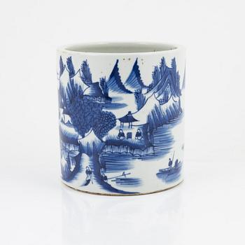 A Chinese blue and white brush pot, 20th century.