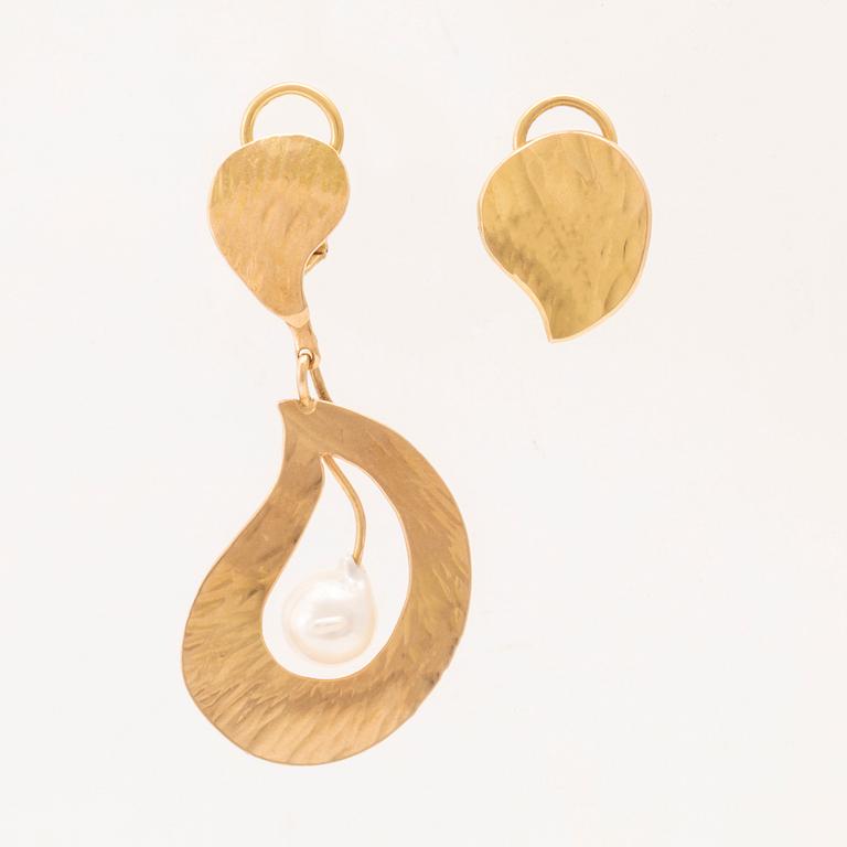 Elon Arenhill, a pair of 18K gold earrings set with a cultured pearl from 1992.