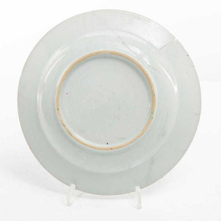 Bålskål, spilkum och bärtallrikar, ett par, porslin. Kina, Qingdynastin, 1700-tal.