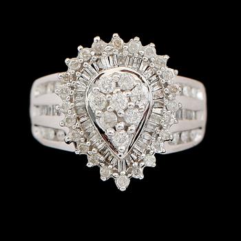 RING, 10 k vitguld, briljant- och baguettslipade diamanter tot ca 1.00 ct. Vikt ca 6,8 g.