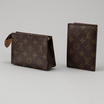 LOUIS VUITTON, "PASSPORT COVER" & "TOILETRY POUCH 15" passfodral samt necessär.