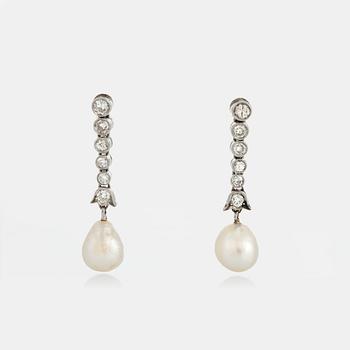 1071. A pair of earrings with pearls and round brilliant-cut diamonds with a total weight of ca 0.60 cts.