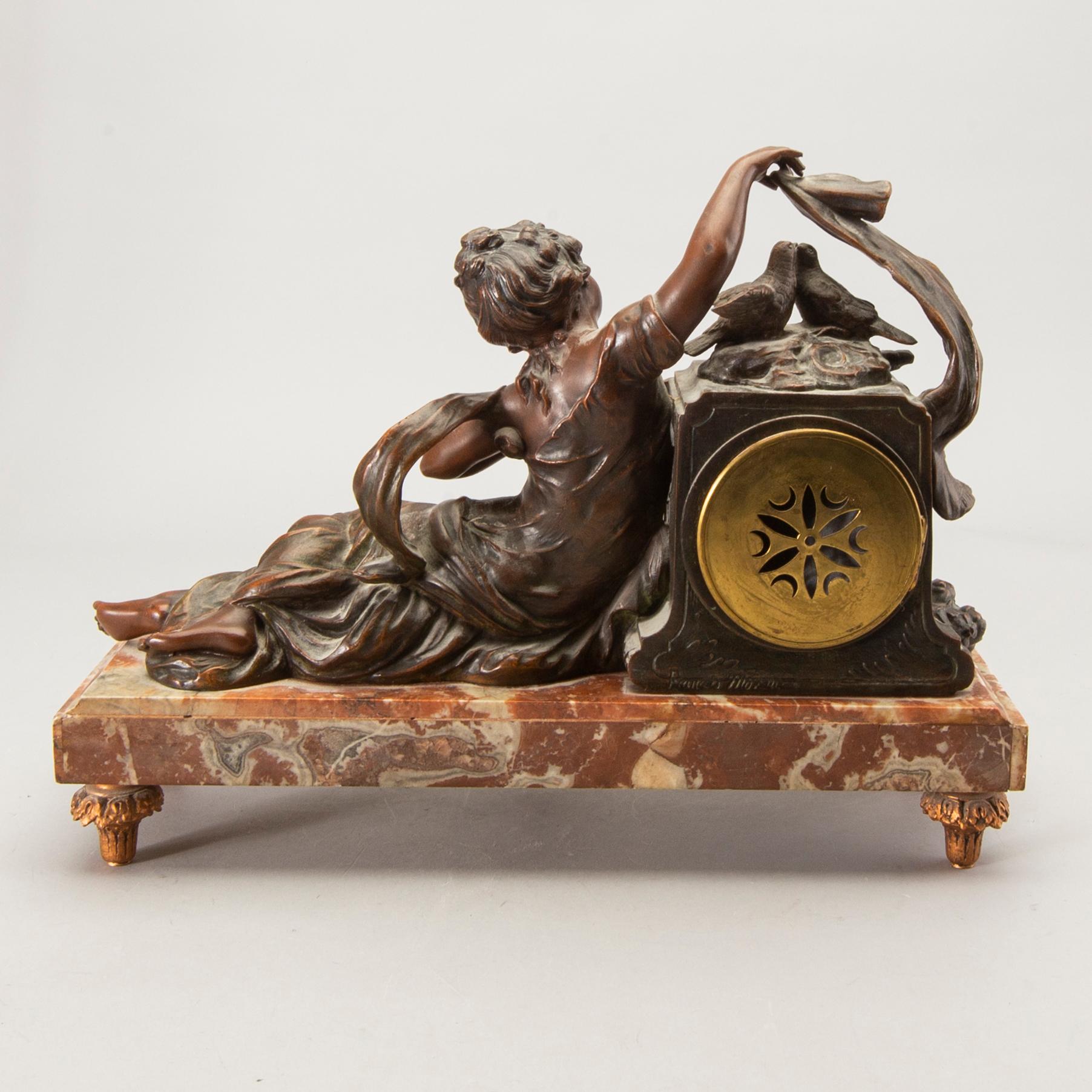 A table clock around 1900.