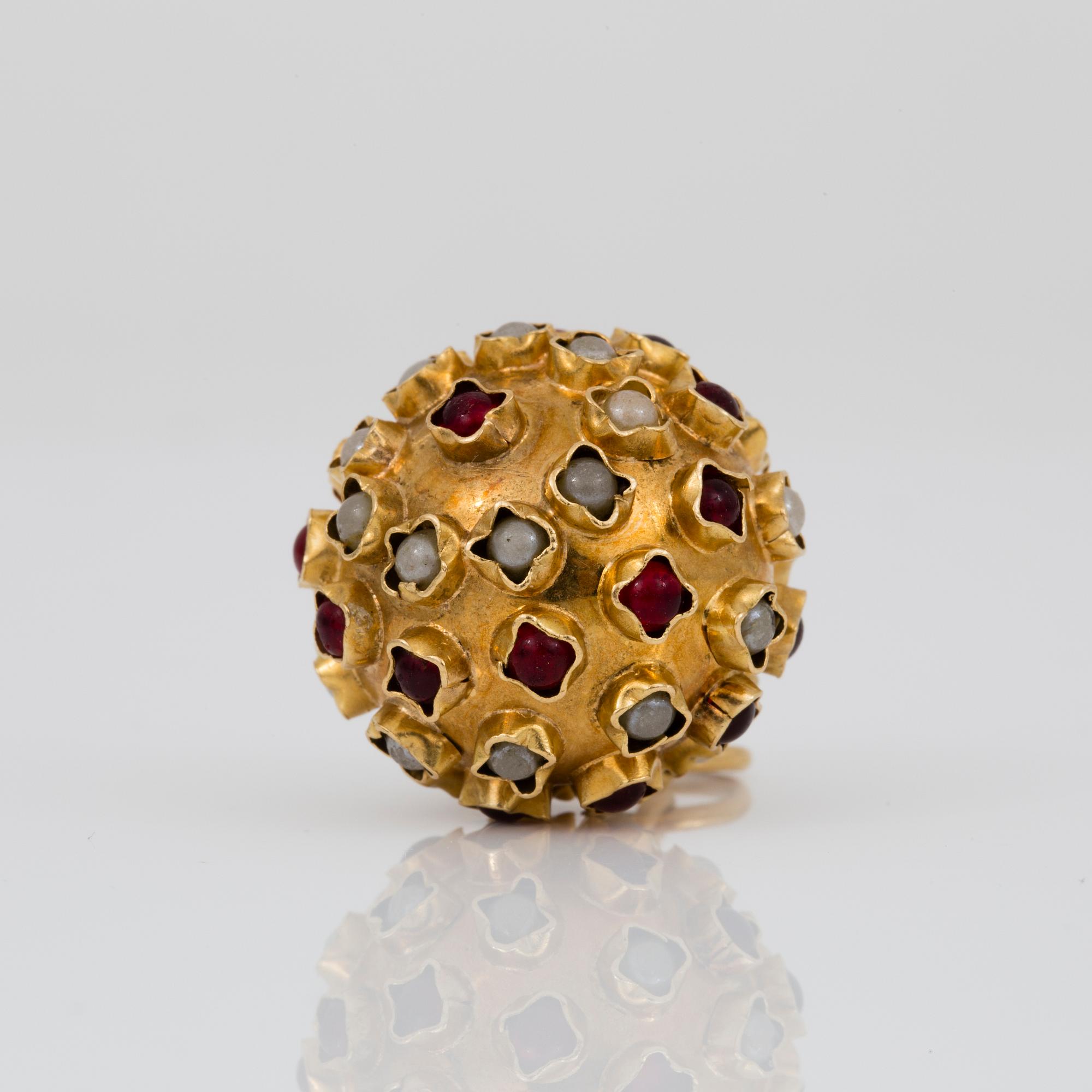 BERLOCK, 18 k guld med cabochonslipade stenar. Vikt ca 6 g.
