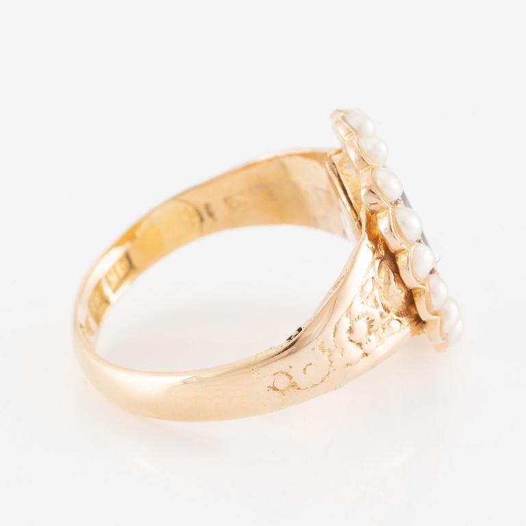 Ring, 18K gold with pearls and red stone.