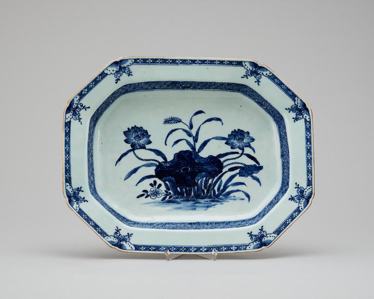 A blue and white tureen stand, Qing dynasty Qianlong (1736-95).