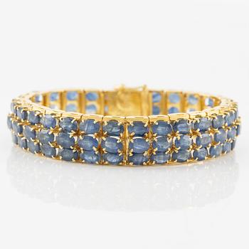 Armband, 18K guld med ovala fasettslipade safirer i tre rader.