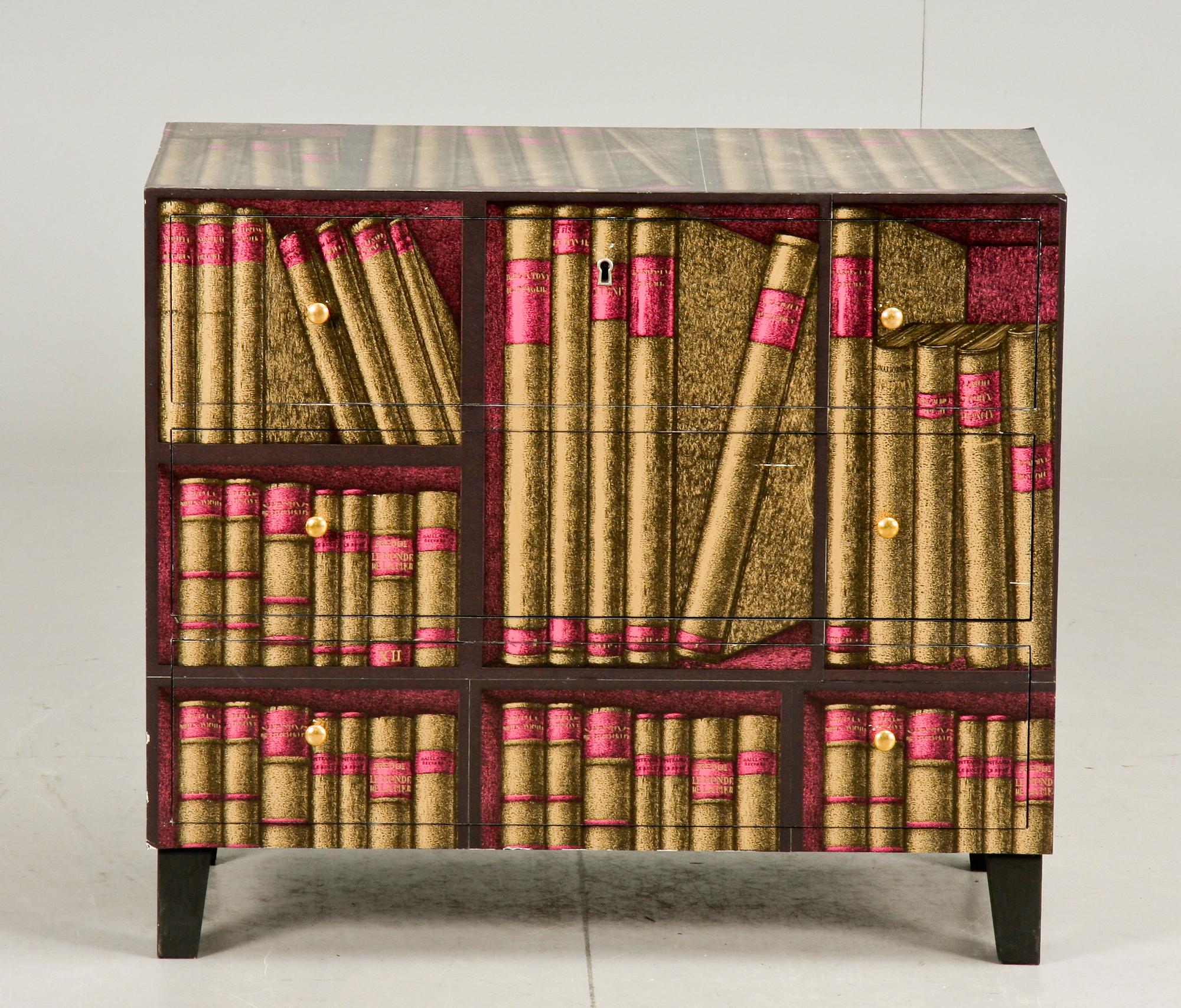 BYRÅ, med Fornasettitapet, 1900-tal, etikettmärkt.