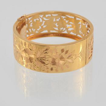 ARMRING, 18K guld. Vikt 45,1 gram.