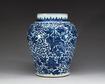 A large blue and white jar, Qing dynasty, Kangxi (1662-1722).