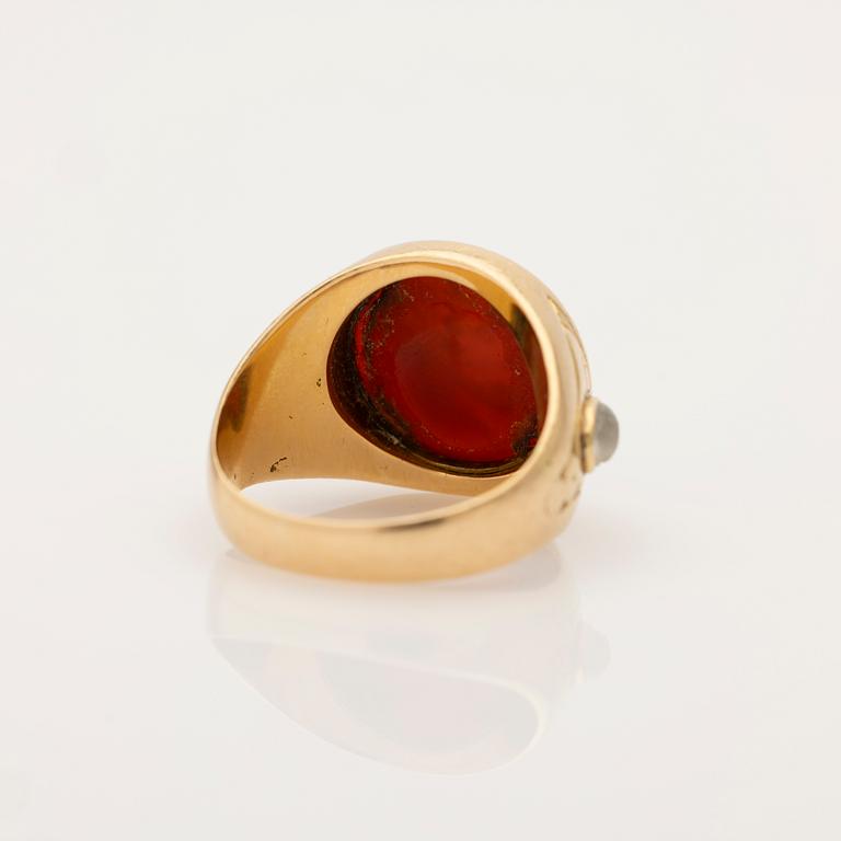Cocktail ring, 18k gold with red and moonstones.