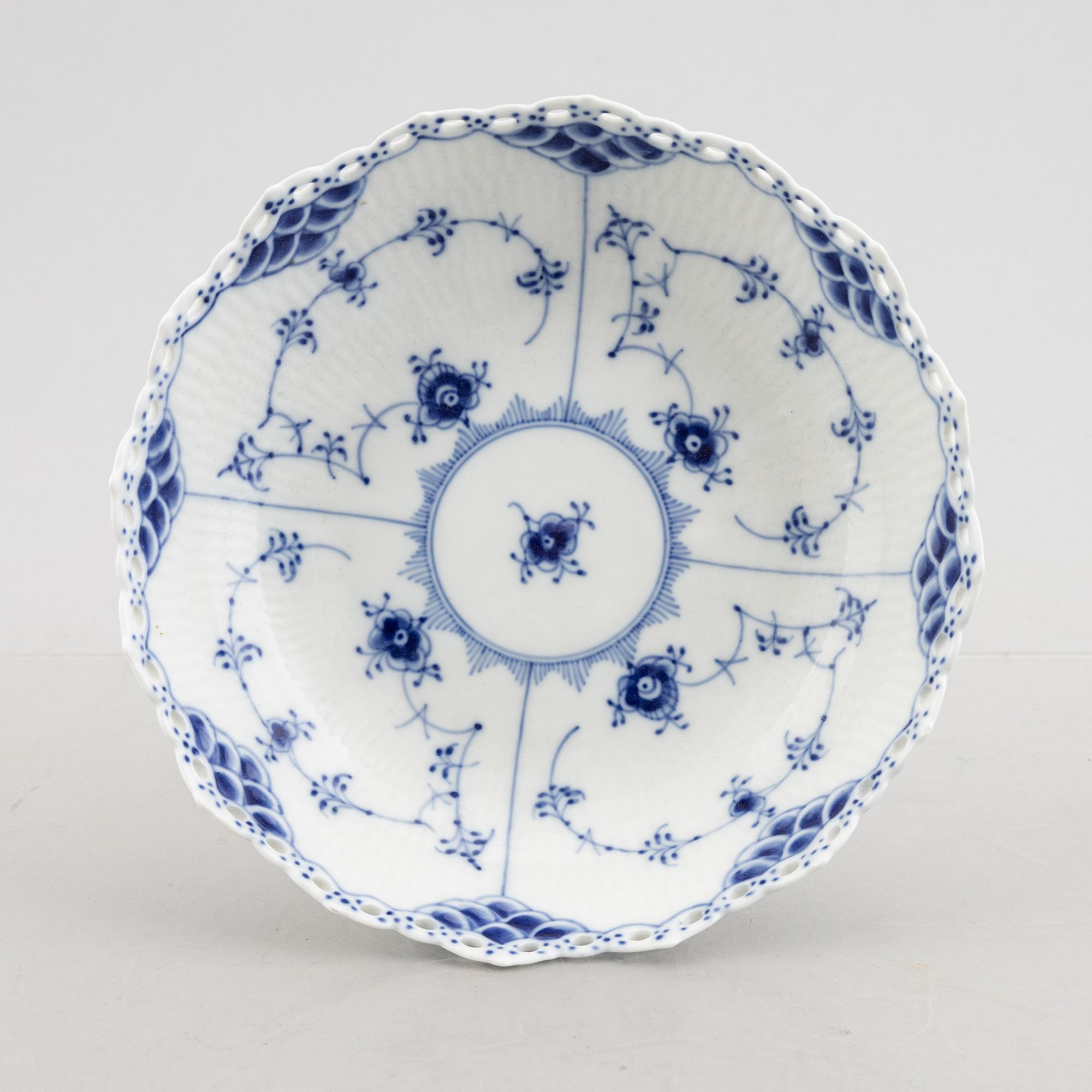 Skålfat på fot, porslin, Royal Copenhagen, "Musselmalet helblond", modell 1020, 1960.