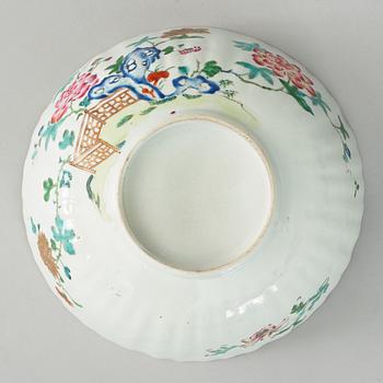 A famille rose bowl, Qing dynasty, Yongzheng (1723-1735).