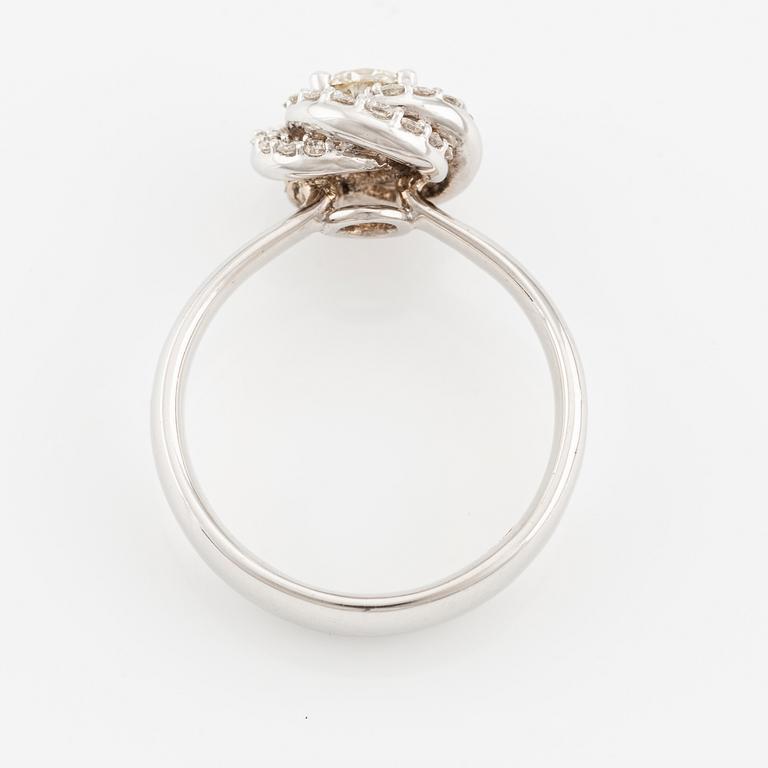 A ring in 18K white gold with round brilliant-cut diamonds.