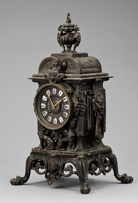 BORDSPENDYL, mörkpatinerad brons, Louis XIV-stil, urverk märkt Japy Frere, Paris, Frankrike, 1800-talets slut.