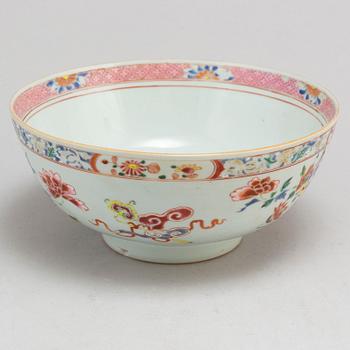 A famille rose bowl, Qing dynasty, Qianlong (1736-95).