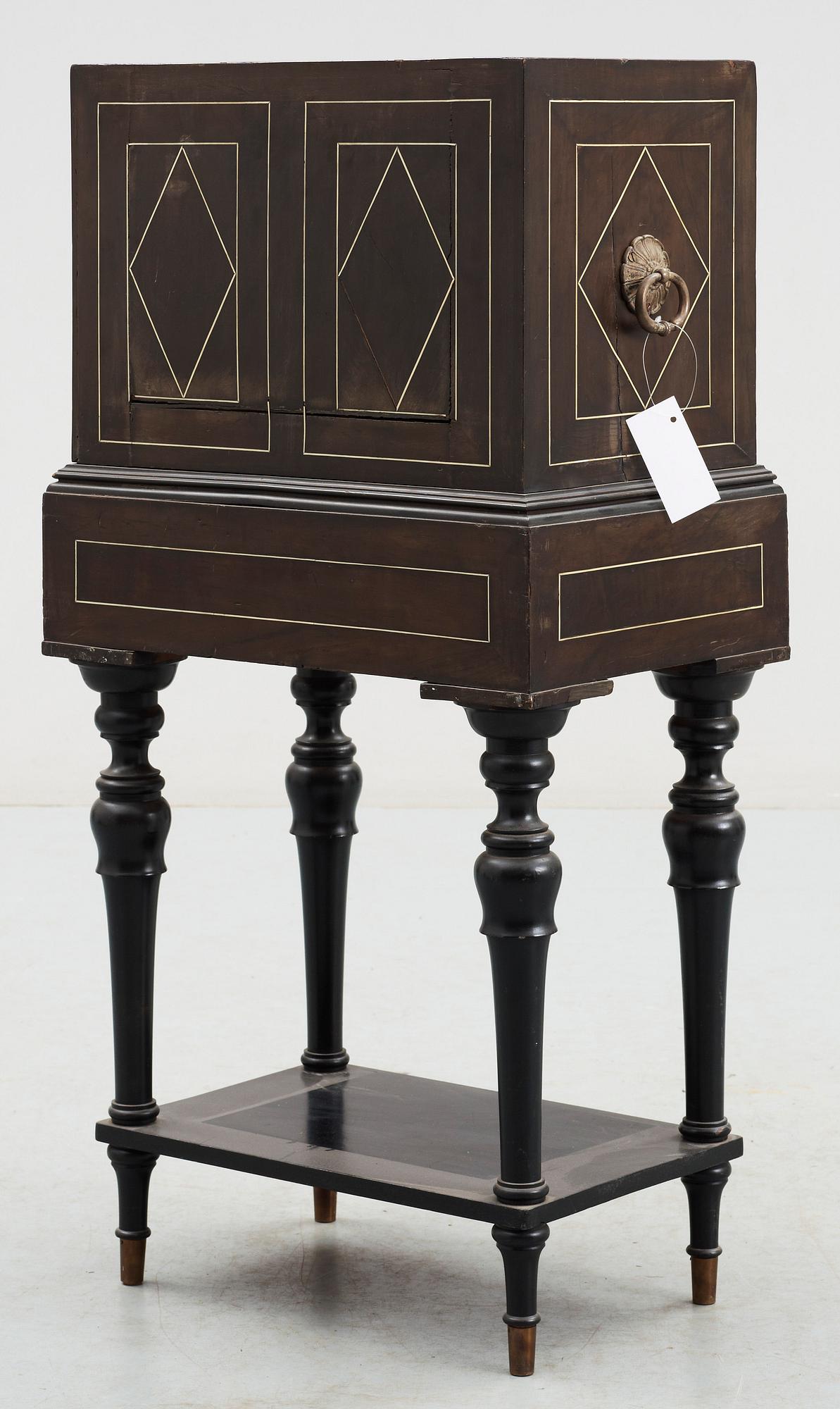 KABINETTSKÅP, troligen 1800-tal.