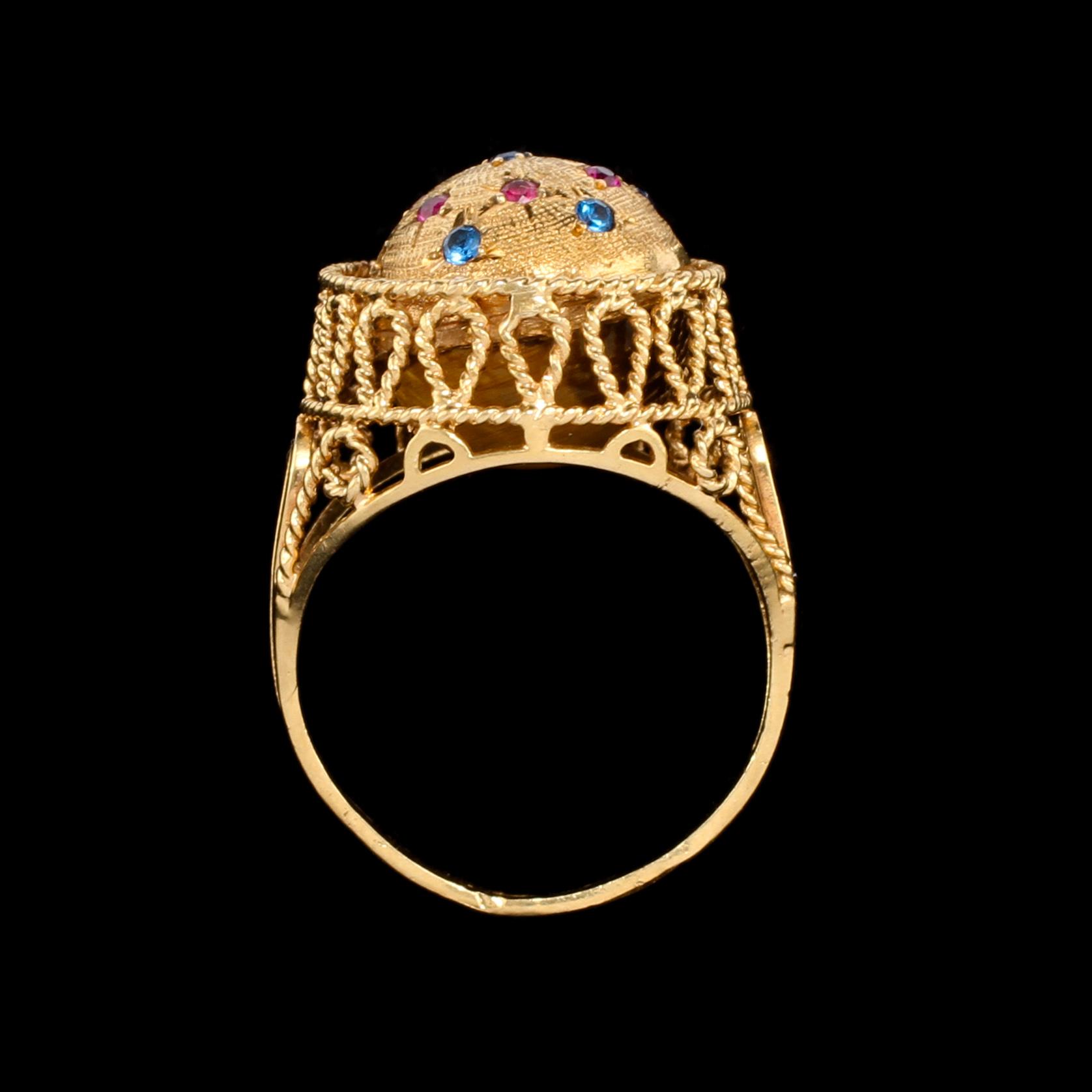 RING, 18k guld med små fasettslipade färgade stenar samt cabochonslipat tigeröga. Vikt 6 g.