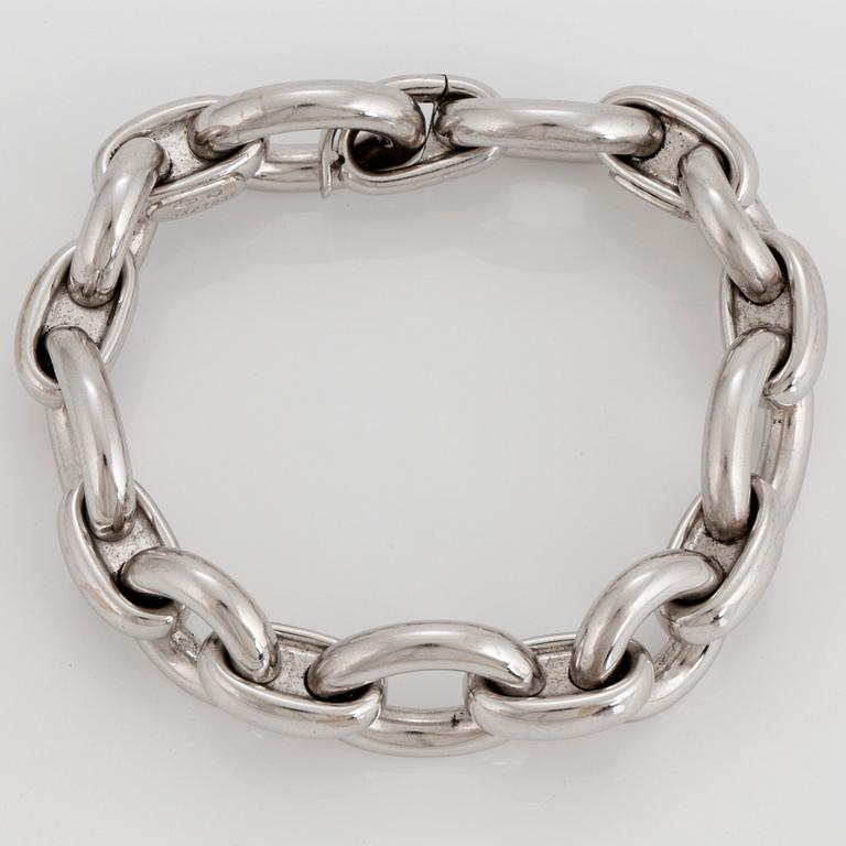 An 18K white gold Chaumet bracelet.