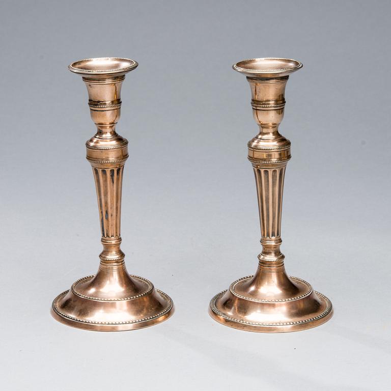 LJUSSTAKAR, ETT PAR, brons, England, 1700-talets slut.