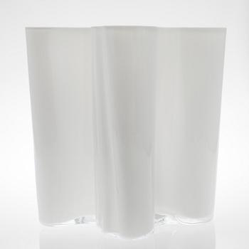 VAS, opalglas, signerad Alvar Aalto, Iittala 1970/80-tal.