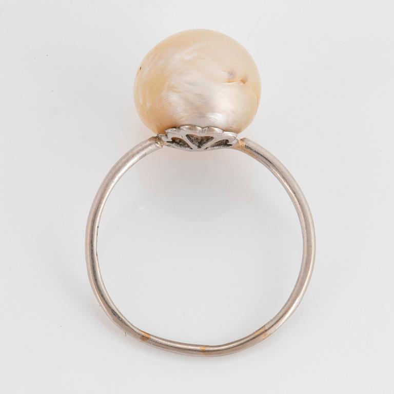 An 18K white gold ring set with a pearl, most likely natural.