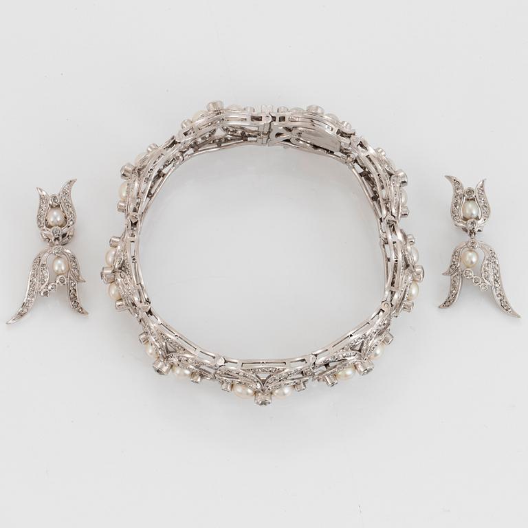 Armband och ett par örhängen i platina med pärlor samt gammal-, åttkant- och rosenslipade diamanter.