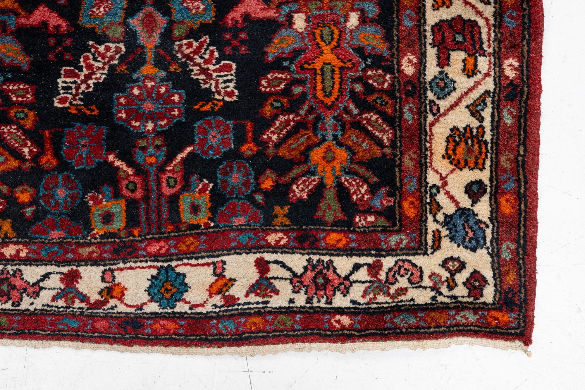 A semi-antique Hamadan runners carpet, 290 x 100 cm.