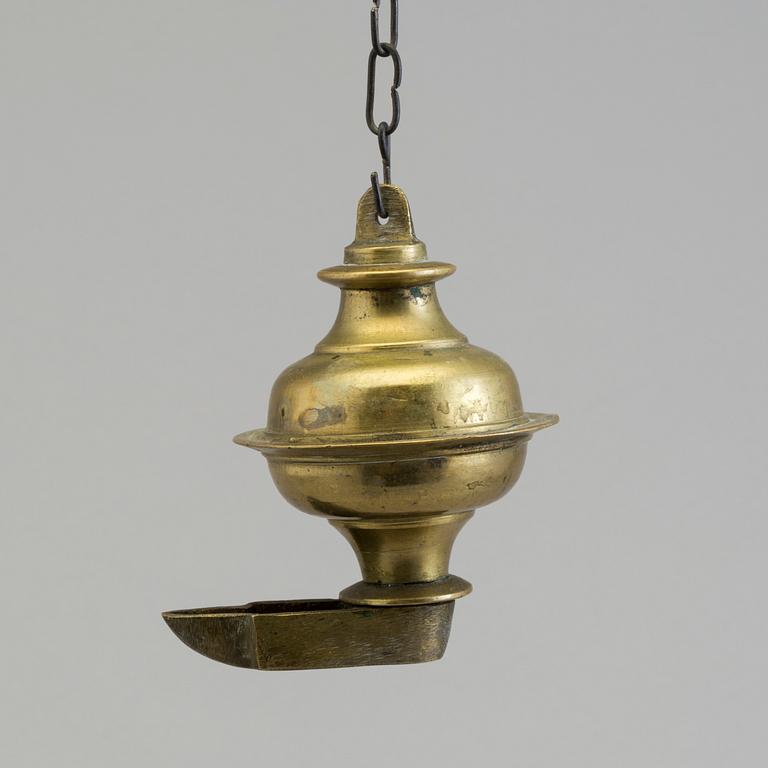AN 18TH CENTURY BRONZE OIL LAMP.