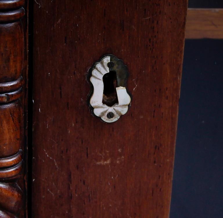 BOKSKÅP, omkring 1800-talets mitt.