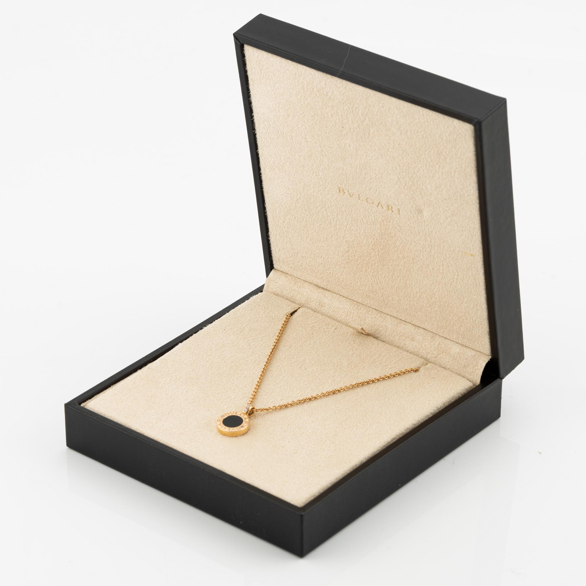 A Bulgari necklace in 18K gold with onyx and mother-of-pearl, and round brilliant-cut diamonds.