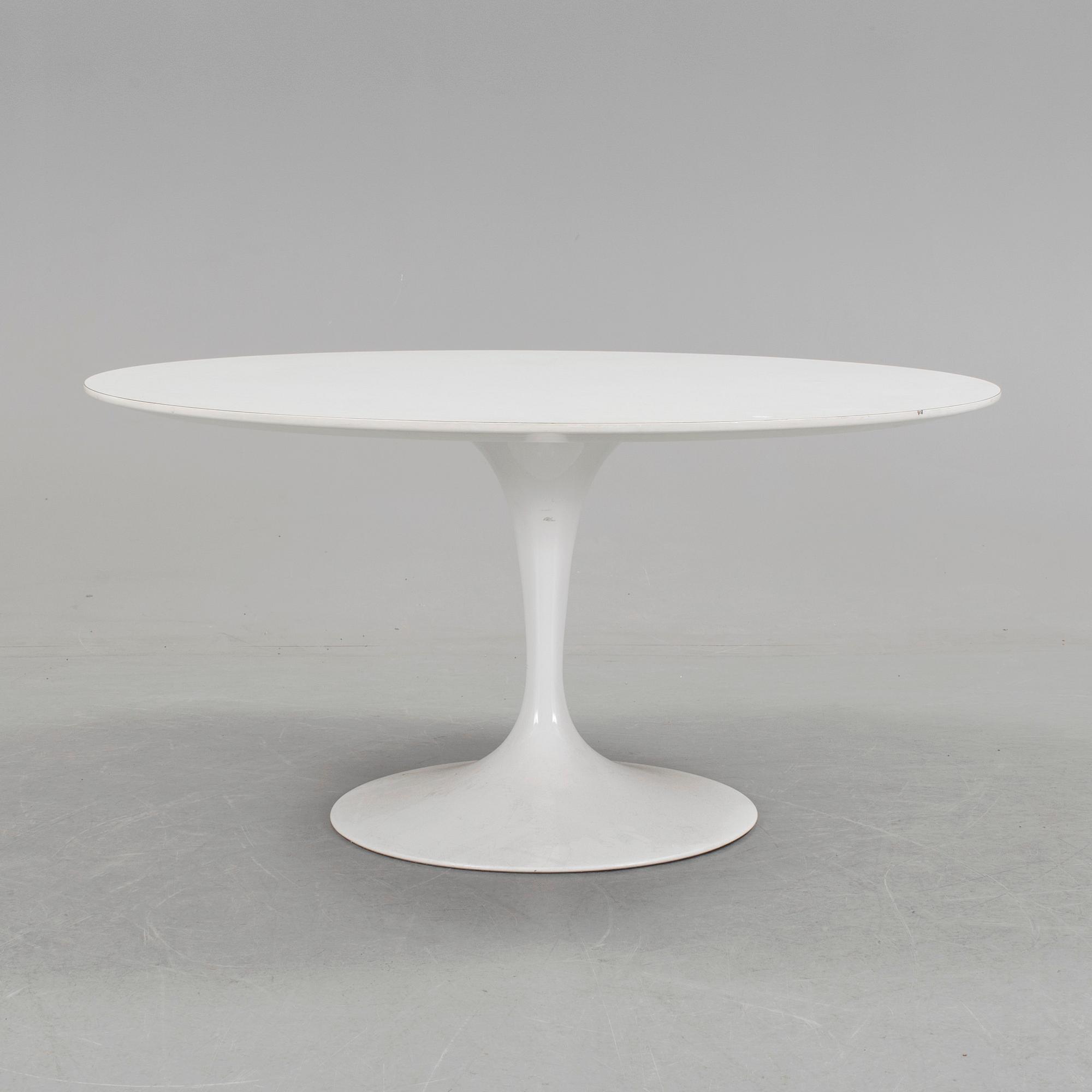 A "Tulip" table, designed by Eero Saarinen. Produced by Knoll International.