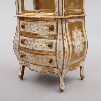 VITRINSKÅP, rokokostil, 1900-talets andra hälft.