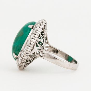 RING, 18K white gold with an emerald cabochon approx. 15 cts, and 22 diamonds approx. 1.10 cts.