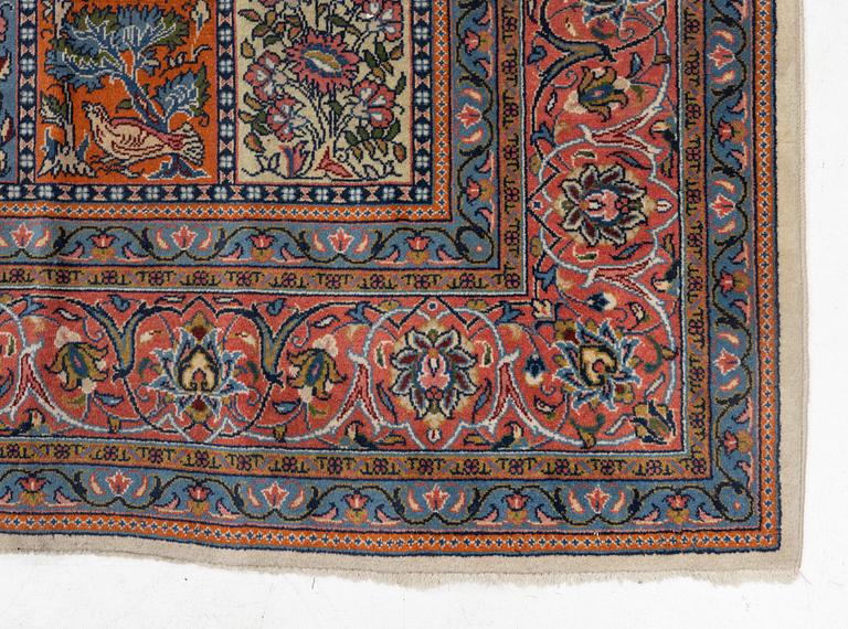 A Sarouk carpet, approx. 340 x 246 cm.