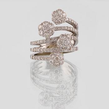 RING, 18K vitguld med 74 briljantslipade diamanter 2.32 ct. Vikt 11,7 gram.