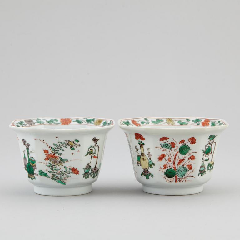 A pair of famille verte bowls, Qing dynasty.