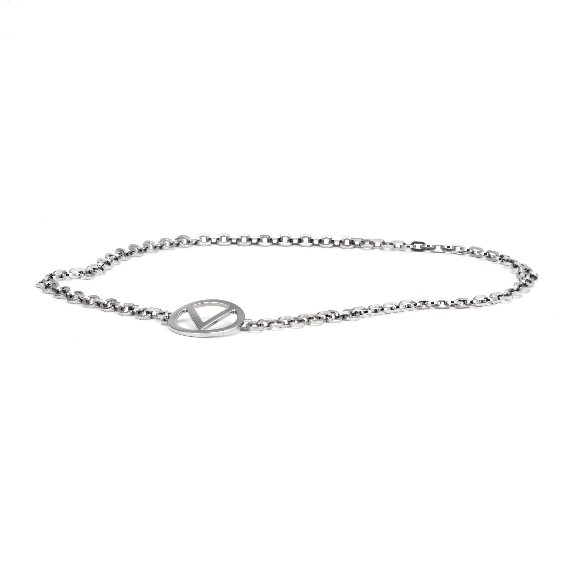 VALENTINO, a chain belt.
