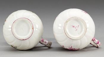 CREMEKOPPAR, två stycken, mjukt porslin. Marieberg, 1700-tal.