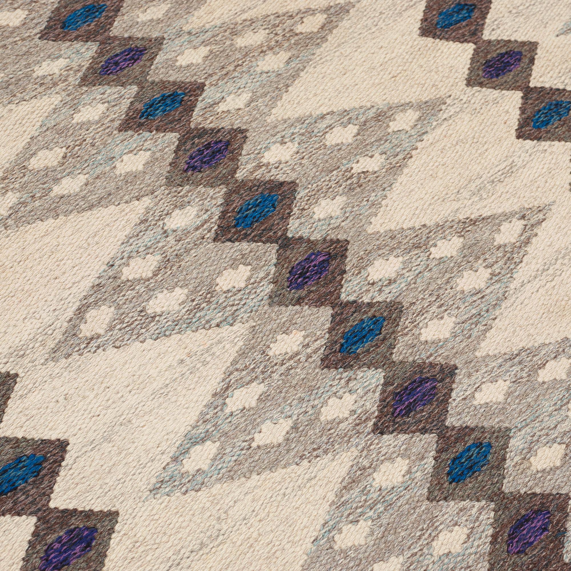 CARPET. Tapestry weave. 252,5 x 191,5 cm. Signed SH BK.