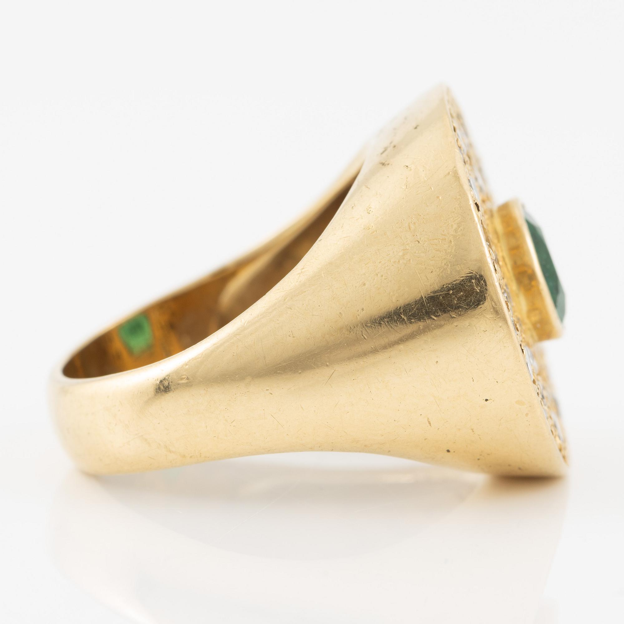 Ring, 18K gold with emerald and brilliant-cut diamonds.